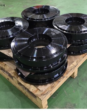 흑착색 휠 및 그라브크레인 주행휠